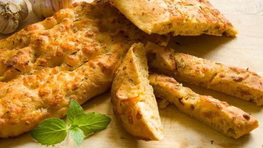 Рецепт фокаччи с печеным чесноком, зеленым луком и сыром проволоне