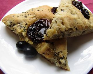 Фокачча с тапенадой и вялеными томатами