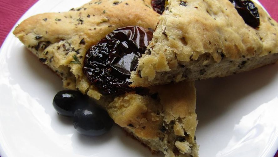 Рецепт фокаччи с тапенадой и вялеными томатами