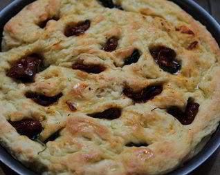 Фокачча с вялеными помидорами и базиликом