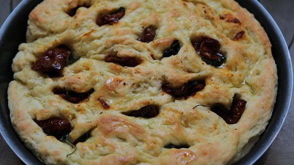 Рецепт Фокаччи с вялеными помидорами и базиликом