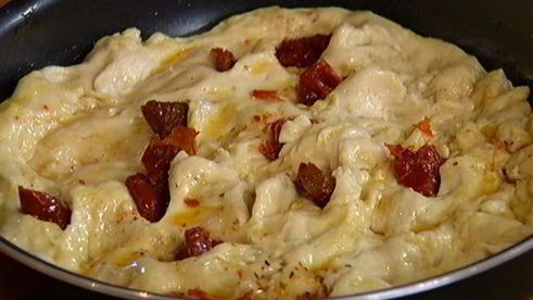 фокачча с вялеными помидорами и базиликом