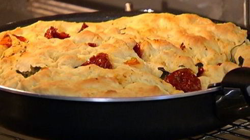 фокачча с вялеными помидорами и базиликом