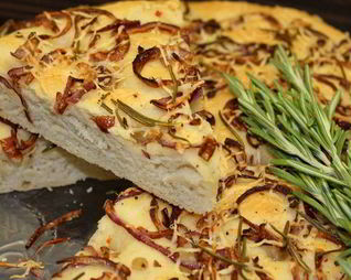 Фокачча с жареным луком и розмарином