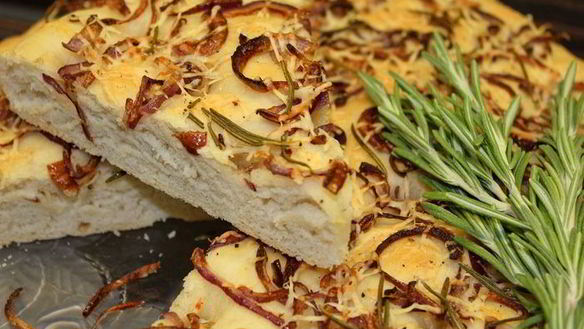 Рецепт Фокаччи с жареным луком и розмарином