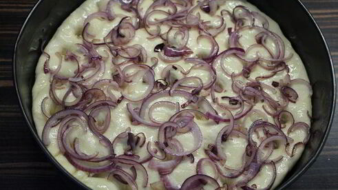 фокачча с жареным луком и розмарином