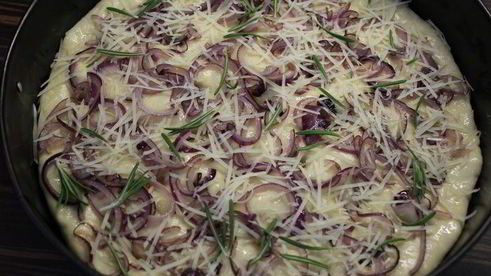 фокачча с жареным луком и розмарином