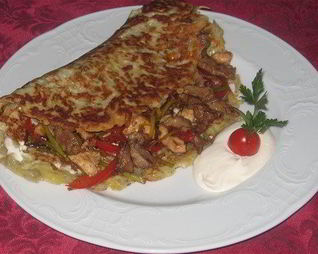 Картофельная лепешка с мясом и овощами