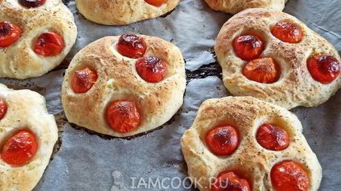 картофельные лепешки с черри и травами