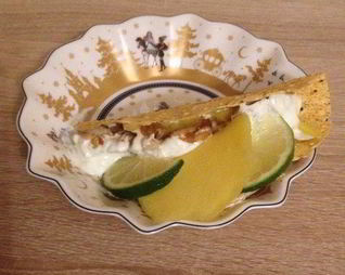 Кусочки курицы в индийской лепешке с манго и лаймовой заправкой