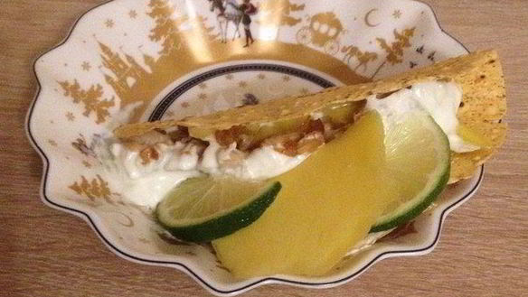 Рецепт Кусочков курицы в индийской лепешке с манго и лаймовой заправкой