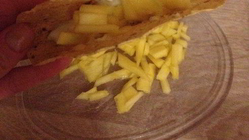 кусочки курицы в индийской лепешке с манго и лаймовой заправкой