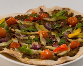 Лепешка со свиным паштетом и сладкими овощами