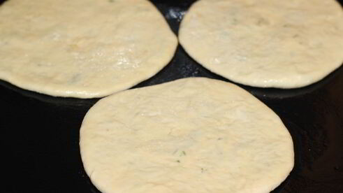 лепешки на кефире с сыром
