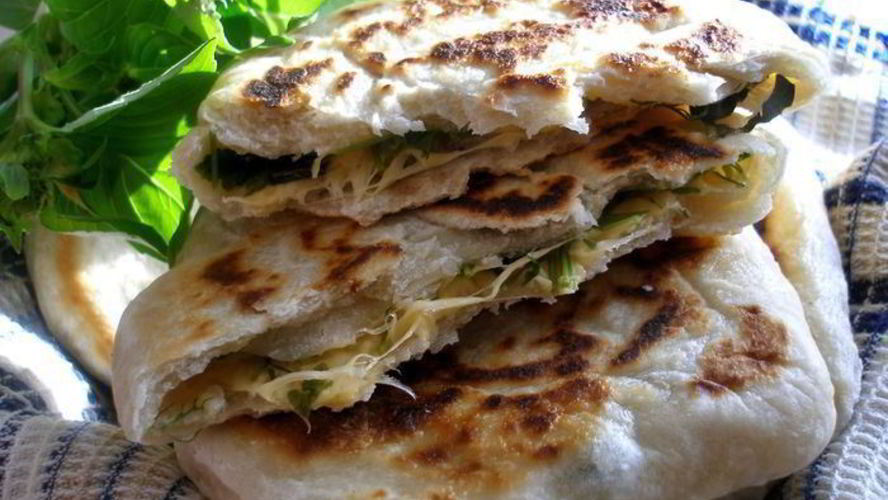 Рецепт лепешек на минеральной воде с зеленью и сыром