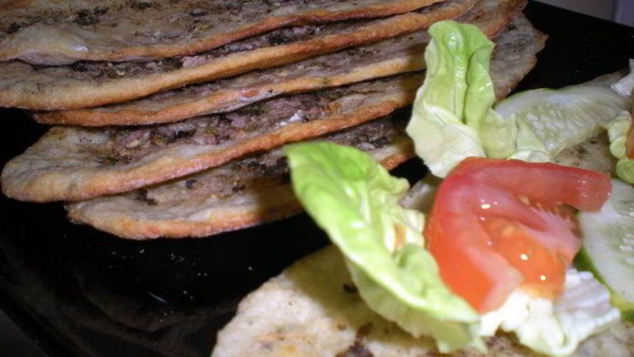 Рецепт лепешек с пармезаном, мятой и песто из молодого лука