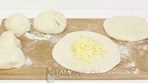 лепешки с сыром дрожжевые