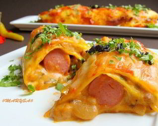 Мексиканские лепешки с фасолью, сыром и острым соусом