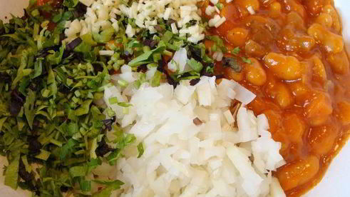 мексиканские лепешки с фасолью, сыром и острым соусом