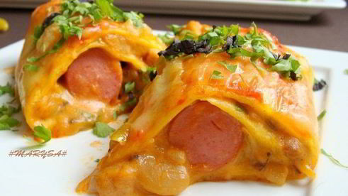 мексиканские лепешки с фасолью, сыром и острым соусом