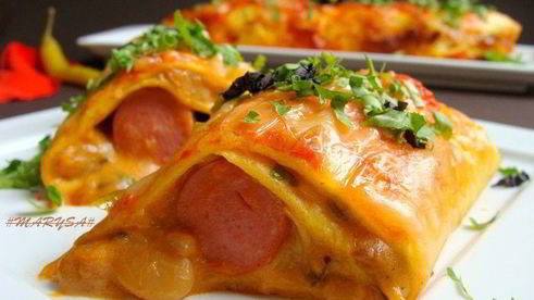 мексиканские лепешки с фасолью, сыром и острым соусом