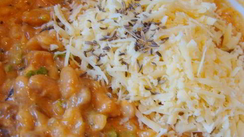 мексиканские лепешки с фасолью, сыром и острым соусом