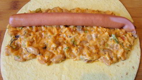 мексиканские лепешки с фасолью, сыром и острым соусом