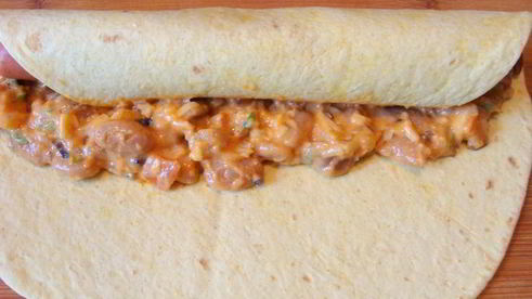 мексиканские лепешки с фасолью, сыром и острым соусом