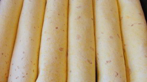 мексиканские лепешки с фасолью, сыром и острым соусом