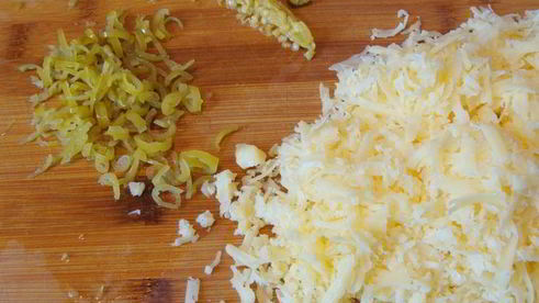 мексиканские лепешки с фасолью, сыром и острым соусом