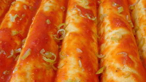 мексиканские лепешки с фасолью, сыром и острым соусом