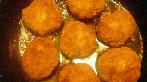 мясные лепешки с брынзой в чесночной панировке