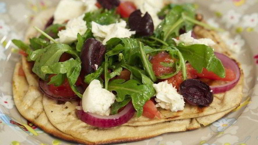 Рецепт питы с моцареллой, руколой и помидорами