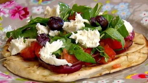 пита с моцареллой, руколой и помидорами