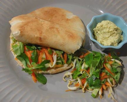 Пита с овощами и хумусом