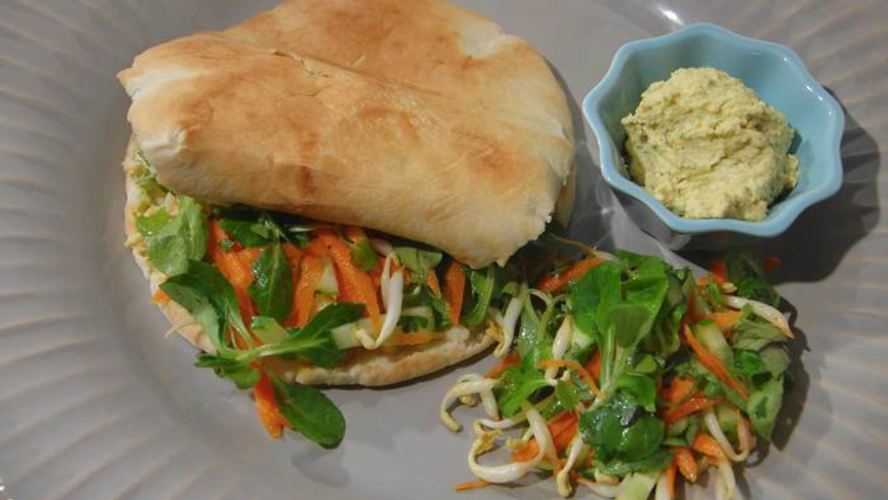 Рецепт питы с овощами и хумусом