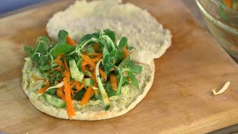 пита с овощами и хумусом