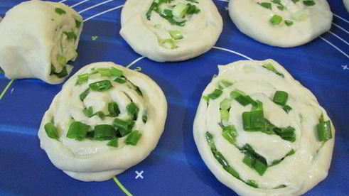 слоеные лепешки с зеленым луком