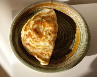 Сырная лепешка с базиликом