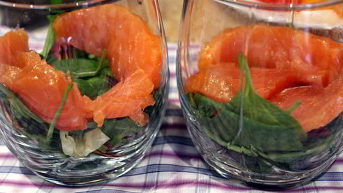 яйцо с овощами и лепешками