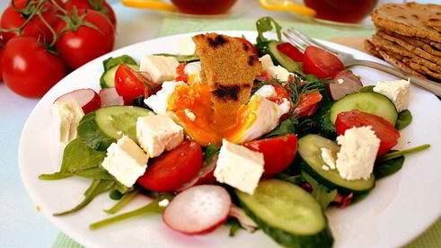 яйцо с овощами и лепешками