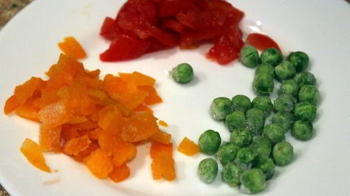 яйцо с овощами и лепешками