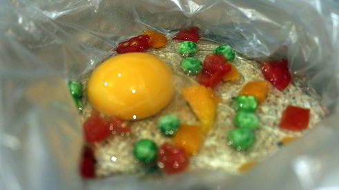 яйцо с овощами и лепешками