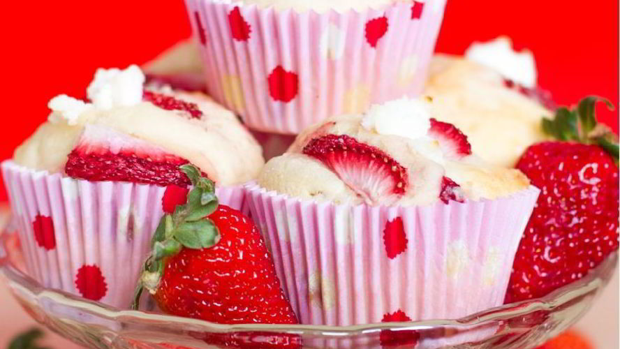 Рецепт клубничных маффинов с творогом