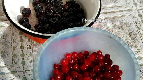 клюквенно-ежевичные маффины с фундуком