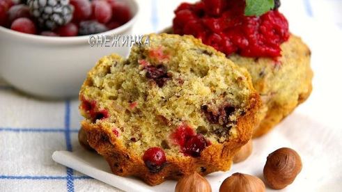 клюквенно-ежевичные маффины с фундуком
