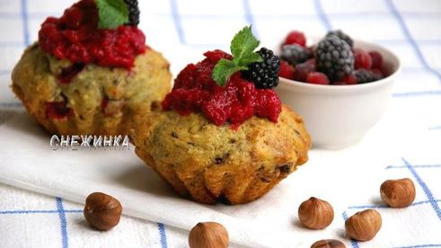 клюквенно-ежевичные маффины с фундуком