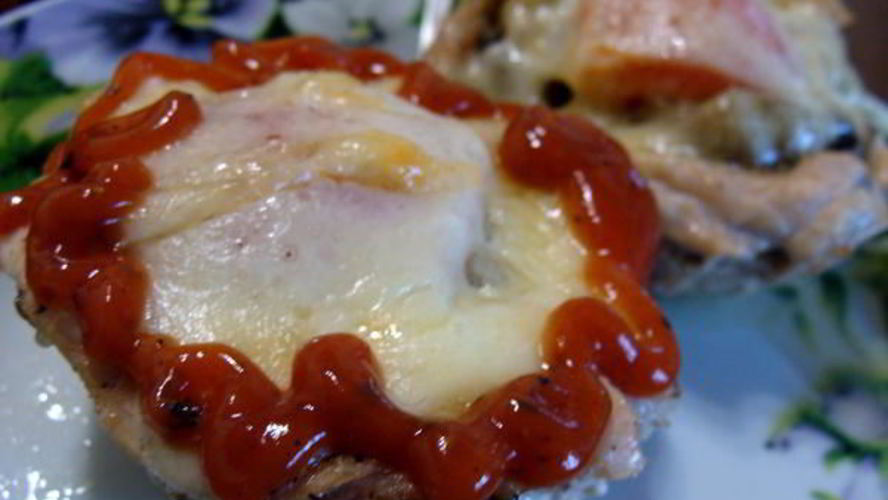 Рецепт куриных маффинов с грибами и винным соусом