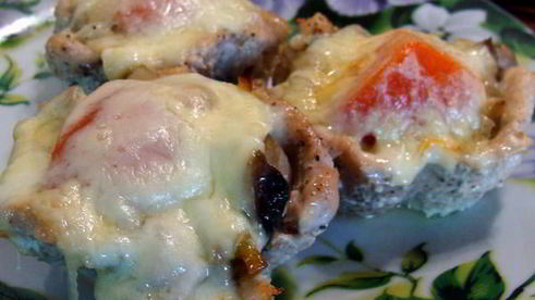 куриные маффины с грибами и винным соусом