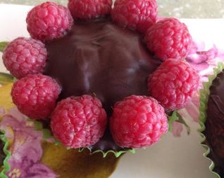 Маффины с шоколадной крошкой, украшенные малиной